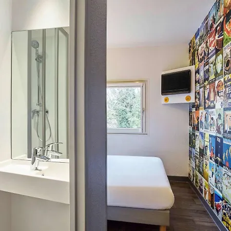 Hotelf1 Laval * Changé