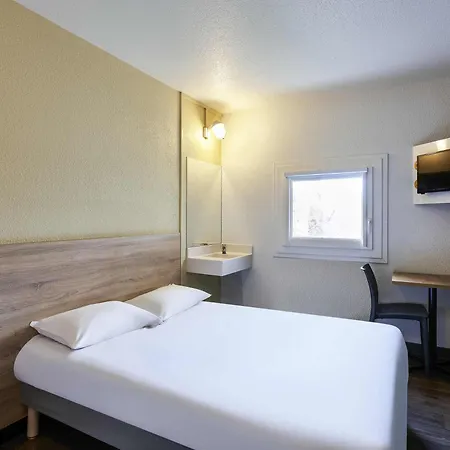 Hotelf1 Laval * Changé