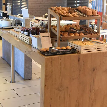 Hotelf1 Laval * Changé