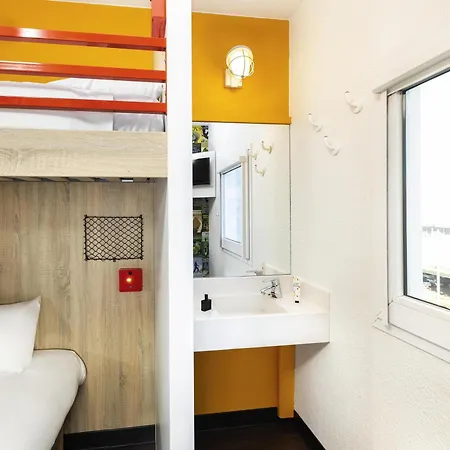 Hotelf1 Laval * Changé