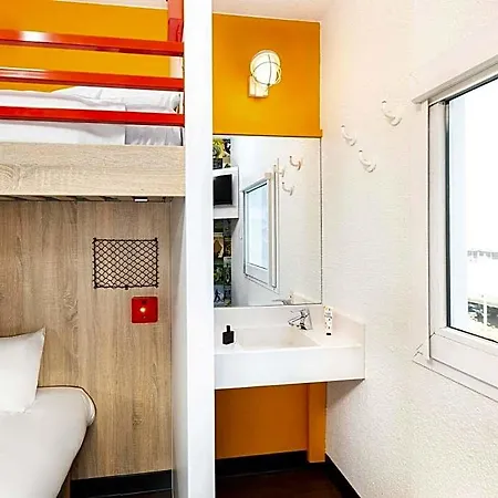 Hotelf1 Laval Hotel