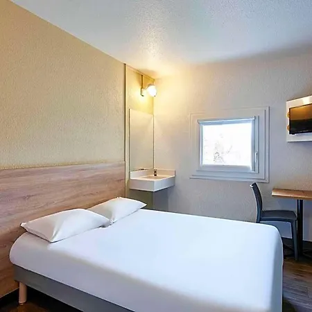Hotelf1 Laval Hotel