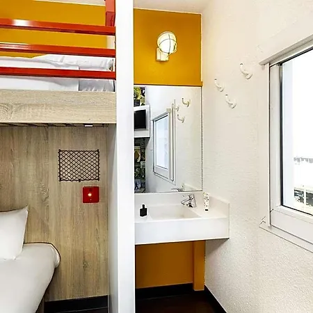 Hotelf1 Laval Hotel