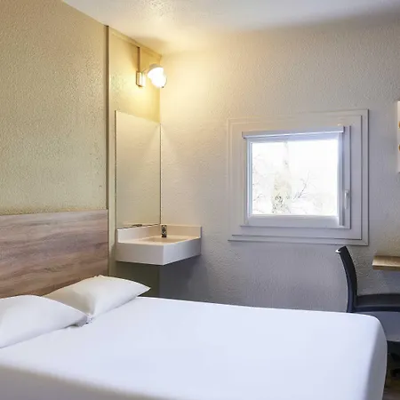 Hotelf1 Laval Hotel