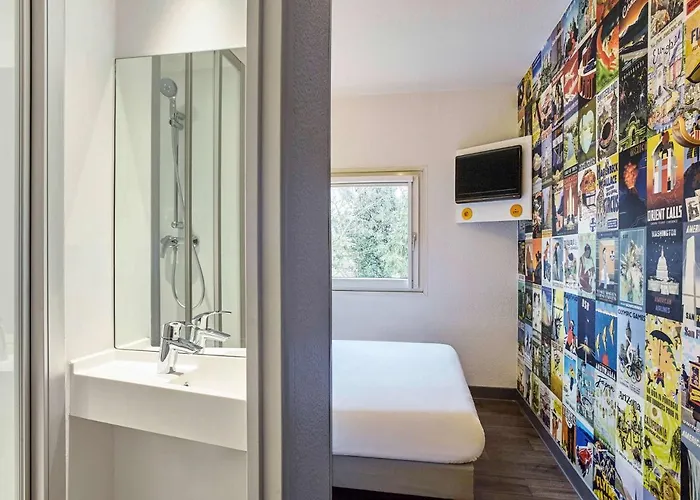 Hotelf1 Laval * Changé