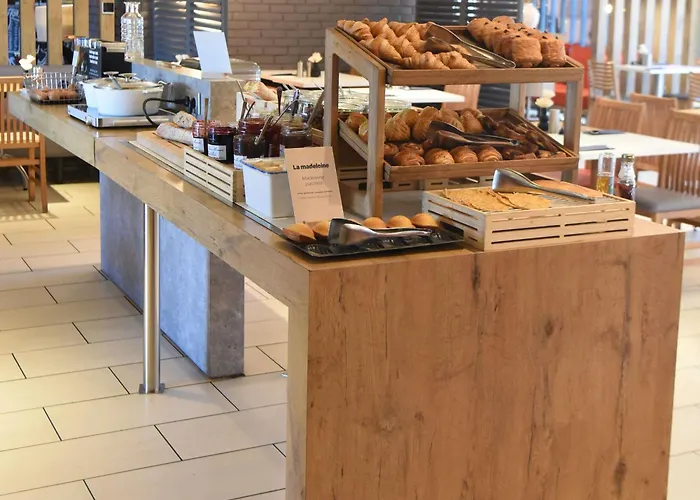 Hotelf1 Laval * Changé