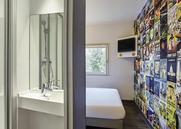 Hotelf1 Laval Hotel Changé